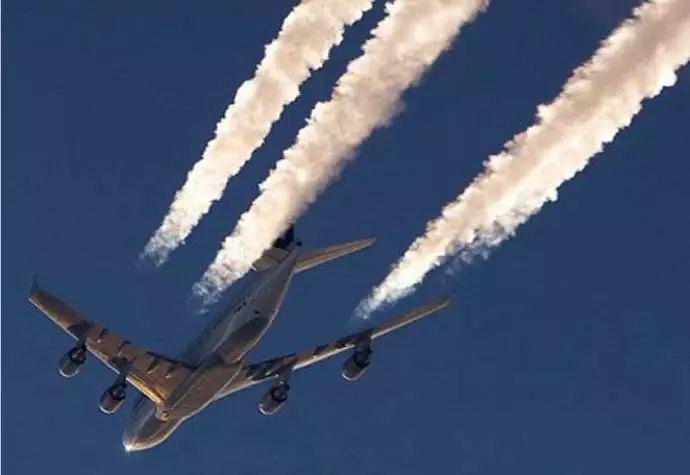 飞机云是怎样形成的？