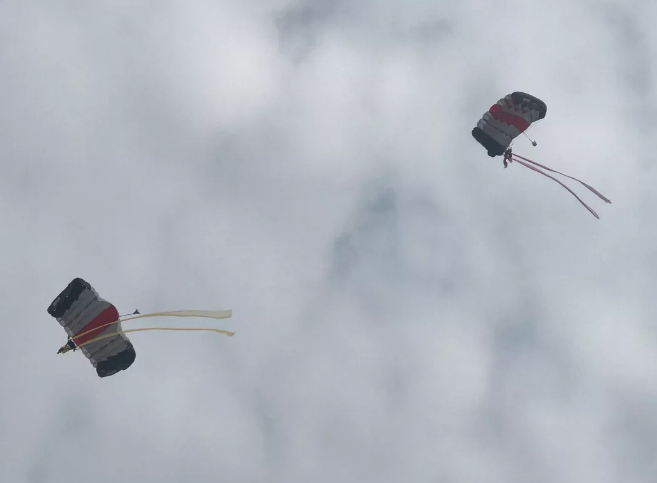 谁持彩练当空舞？？？美邦为天下室内跳伞冠军赛点赞助威！！