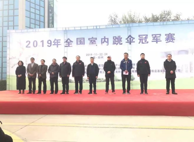 谁持彩练当空舞？？？美邦为天下室内跳伞冠军赛点赞助威！！