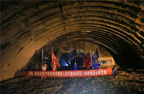 宝运莱装备悬臂掘进机助力贵阳市人民大道八鸽岩隧道顺遂意会