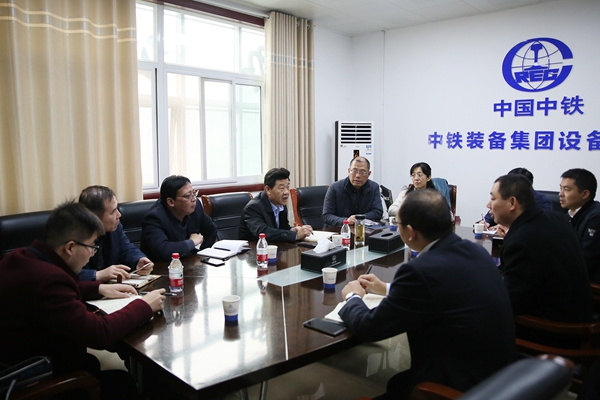 新乡市卫滨戋戋长顾崇豪一行到装备公司座谈