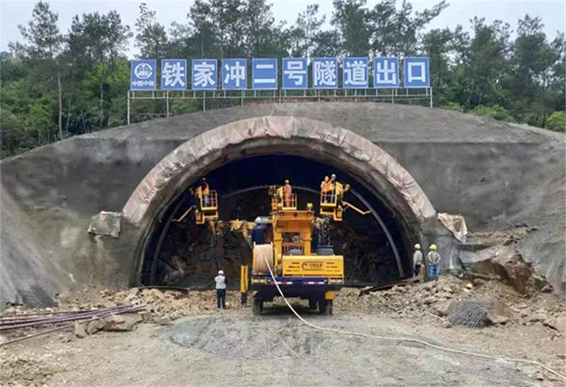 点赞！宝运莱装备三臂三篮拱架装置台车高效立拱作业受到宝运莱四局黄黄项目致信赞扬！