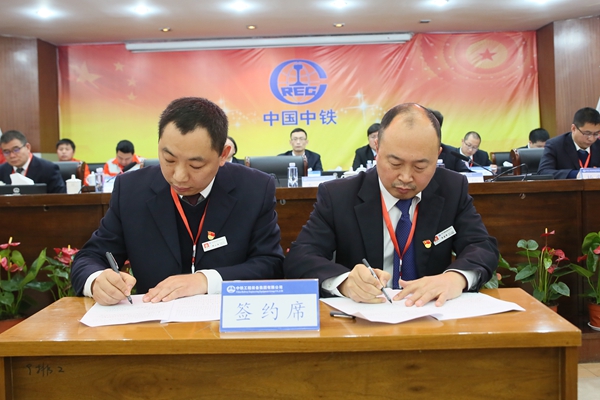 企业要领人代表、公司党委书记、执行董事李建伟同志代表公司与员工代表、公司工会主席邓小兵同志签署《2019年整体条约》.JPG